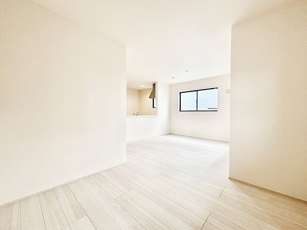 【リビングダイニング】明るい陽光が注ぎ、寛ぎの雰囲気に満たされるリビング・ダイニング。  