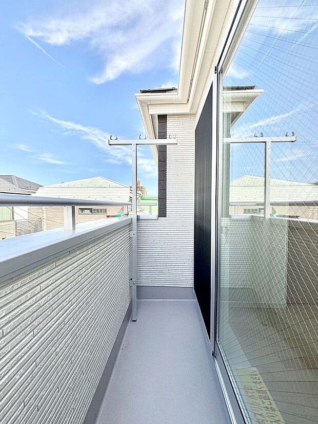 【バルコニー】暖かな陽光が降り注ぐバルコニーはお洗濯におすすめ。爽やかな風も心地よいです。