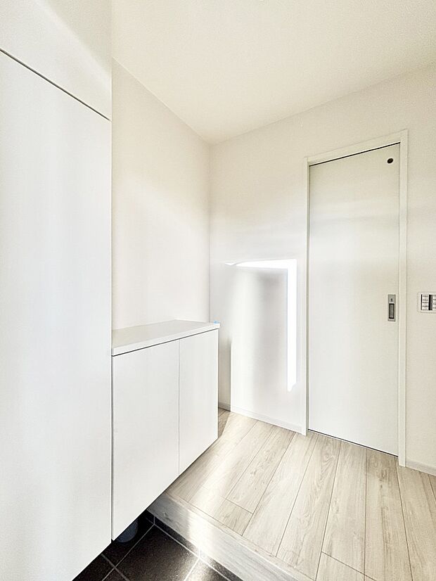 【玄関】家族の帰宅やお客様をあたたかく迎える玄関