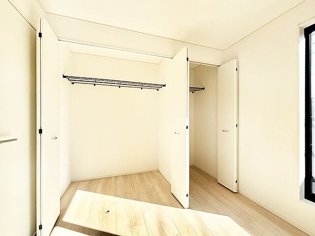 【収納】洋室のクローゼット。奥行きがあるので厚手の衣類もすっきり収まります。