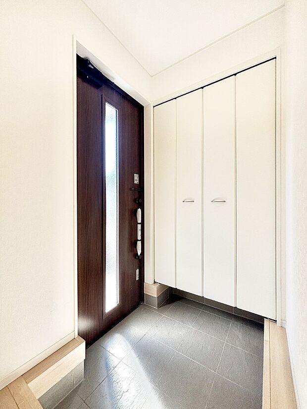 【玄関】明るい玄関はお客様をお出迎えするのにぴったりです！