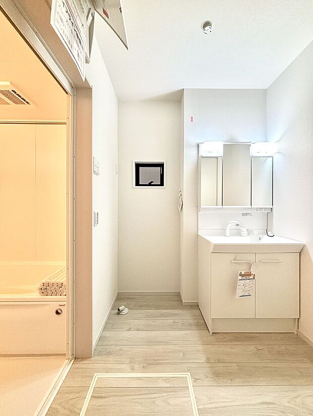 【脱衣場】清潔感のある快適空間です。毎日の身支度も気持ち良くお使い頂けます。 