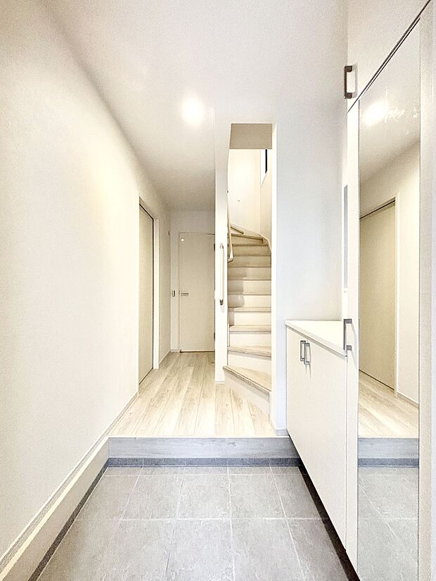 【玄関】家族の帰宅やお客様をあたたかく迎える玄関  