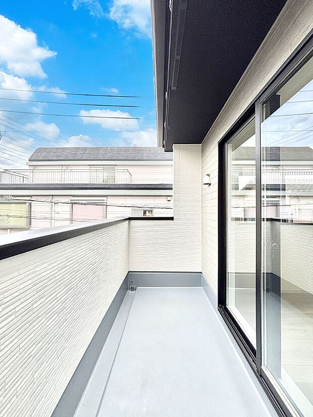 【バルコニー】暖かな陽光が降り注ぐバルコニーはお洗濯におすすめ。爽やかな風も心地よいです。