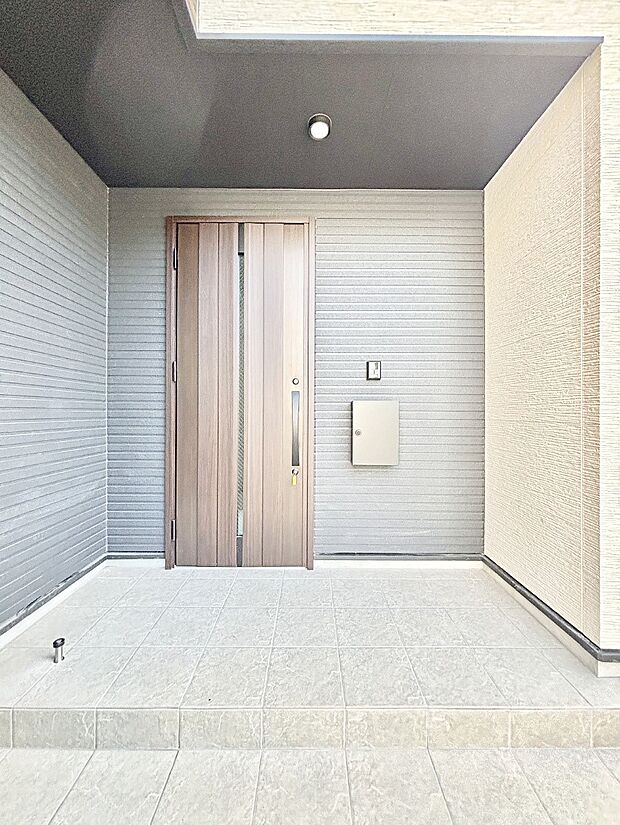 【玄関】大切な家族、来客を出迎える玄関。玄関前は屋根付きで雨が降っていても濡れにくいです。