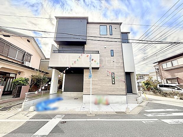 【現地外観写真】暮らしやすさと居心地の良さにこだわったシンプルで飽きのこないデザイン！