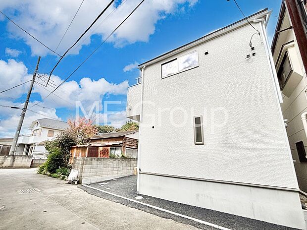 【現地外観写真】洗練された外観、上質な住空間が広がる室内は永く安心して過ごせる住居です。