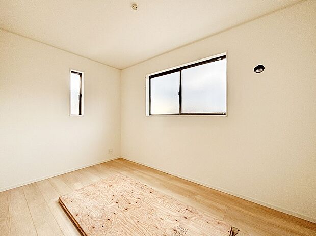 【洋室】全居室2面採光＆クローゼット付きです