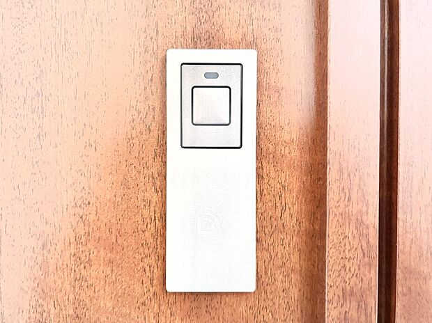 【その他現地】ボタンを押してかざすだけ!玄関ドアは電子キー仕様です。