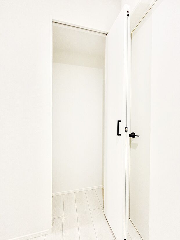 【収納】廊下収納。日用品のストックや掃除用品、防災用品などの収納スペースに!