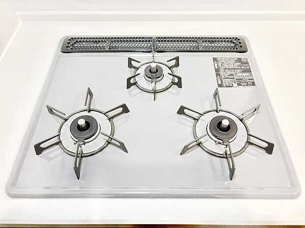 【Siセンサーコンロ】ガスコンロはSiセンサー搭載。火力調節や焦げ付き・消し忘れも防いでくれます。