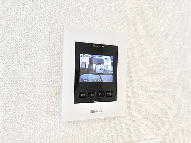 【TVモニター付きインターフォン】訪問者が一目でわかる安心のＴＶモニター付きインターホン。 