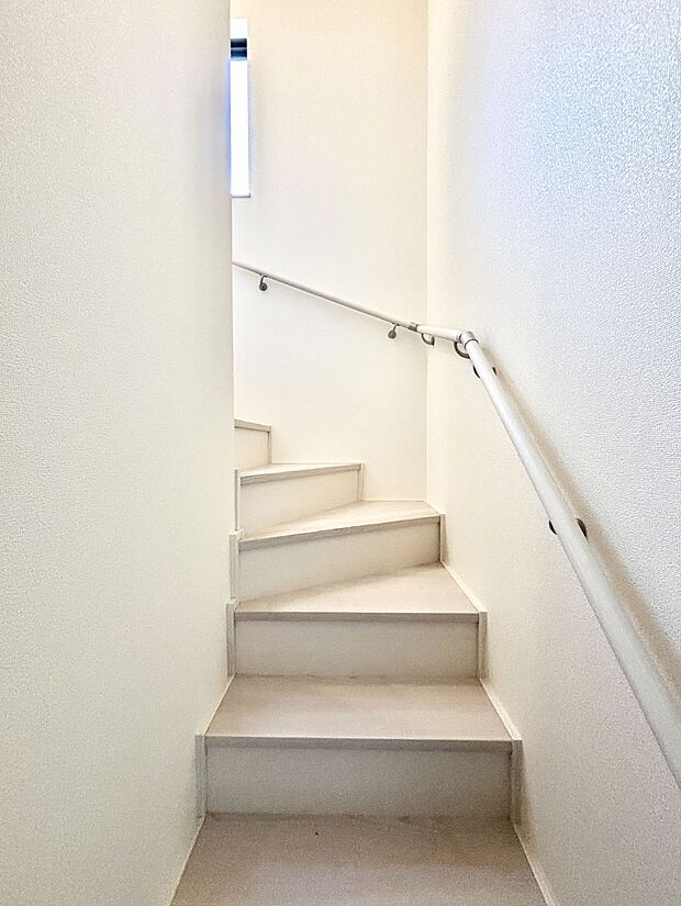 【その他内観】安全性を考慮し階段には手すりを設置しています