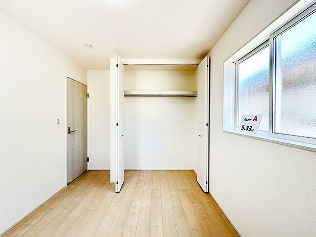 【子供部屋】お子さまのお部屋としても！衣類の整理整頓に便利なクローゼット付きの洋室。