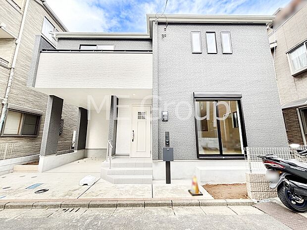 【現地外観写真】上質感あふれる外観デザイン。魅力の住まいを実現。