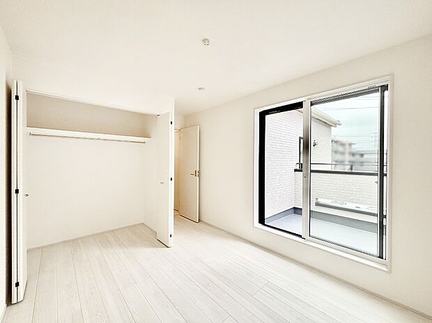 【寝室】明るいバルコニーサイドに洋室を設置。目覚めの良い寝室に。 