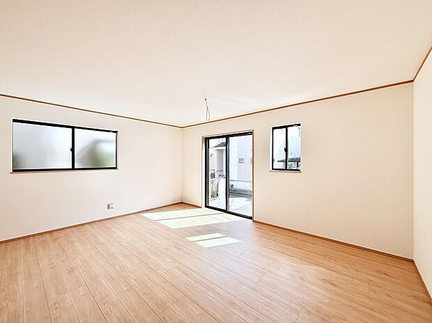 【ダイニング】日当たりの良いリビング。お気に入りのグリーンを飾れば更に心地よさがアップ！