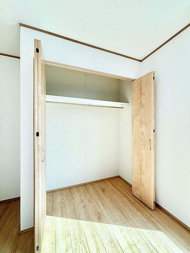 【洋室クローゼット】奥行きがあるので厚手の衣類もすっきり収まります。