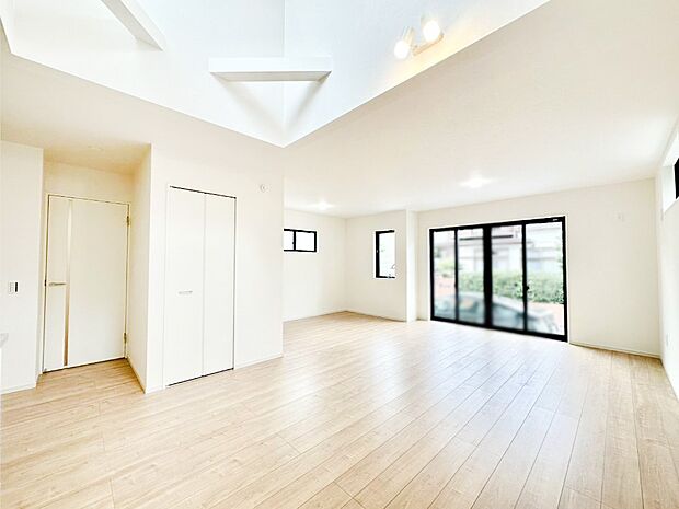 【リビングダイニング】リビング上部には吹抜けを採用。明るい陽光に包まれる空間で家族団らん！