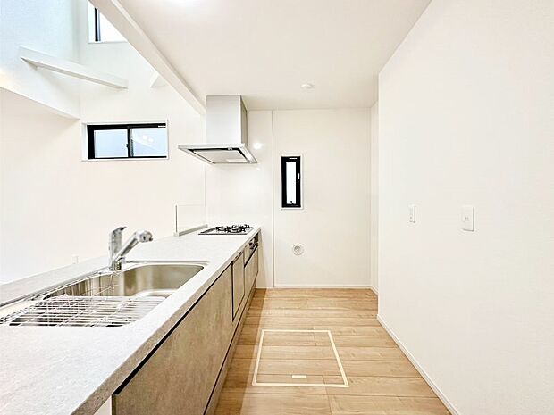 【キッチン】爽やかな風が通り抜けるキッチン。窓があるので明るく換気にも役立ちます。