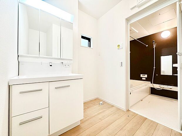 【脱衣場】ゆとりの洗面スペースで朝の身支度もラクラク  