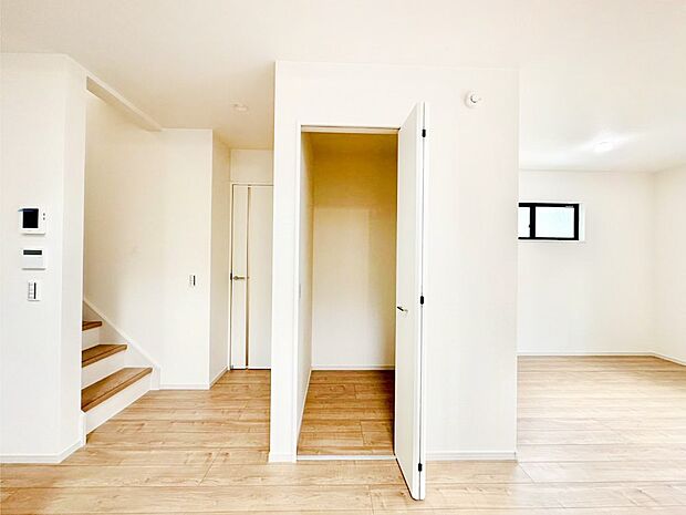 【リビング収納】リビング収納。ここに収納があると物が集まるLDKがスッキリ片付きそうですね。  