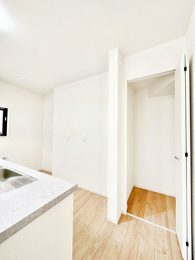 【キッチン横収納】食材のストックはもちろん、日用品の収納など使い方はいろいろ