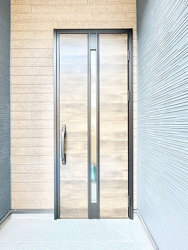 【玄関】玄関前は雨が降っても濡れにくい屋根付き  