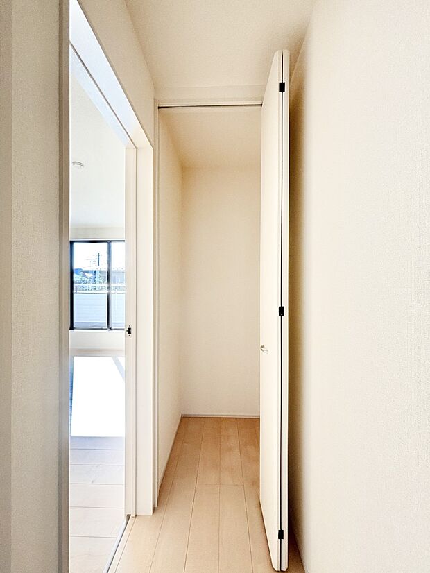 【収納】2階廊下収納には掃除用品や日用品のストックなどを収納できます。　