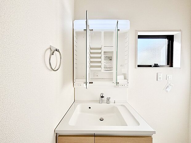 【三面鏡裏収納】三面鏡の裏に、化粧品や衛生用品などを収納可能。洗面台をすっきりと保ちます！