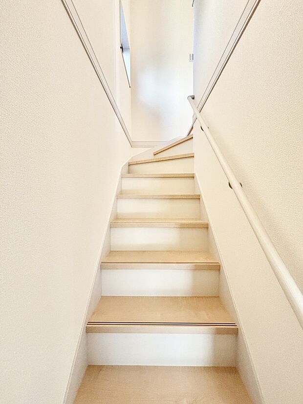 【その他内観】安全性を考慮し階段には手すりを設置しています　