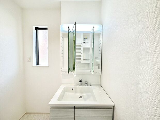 【洗面台・洗面所】三面鏡の裏に、化粧品や衛生用品などを収納可能。洗面台をすっきりと保ちます！  