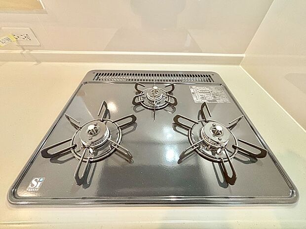 【Ｓｉセンサーコンロ】ガスコンロはＳｉセンサー搭載。火力調節や焦げ付き・消し忘れも防いでくれます。