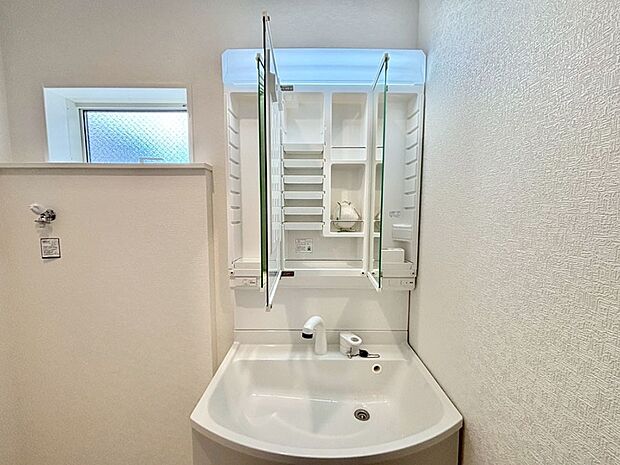 【三面鏡裏収納】三面鏡の裏に、化粧品や衛生用品などを収納可能。洗面台をすっきりと保ちます！