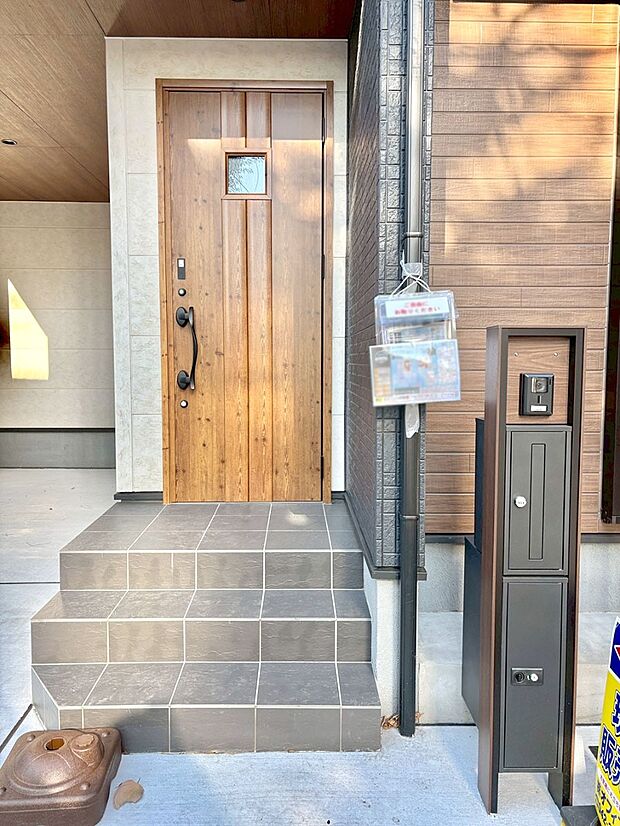 【玄関】大切な家族、来客を出迎える玄関。