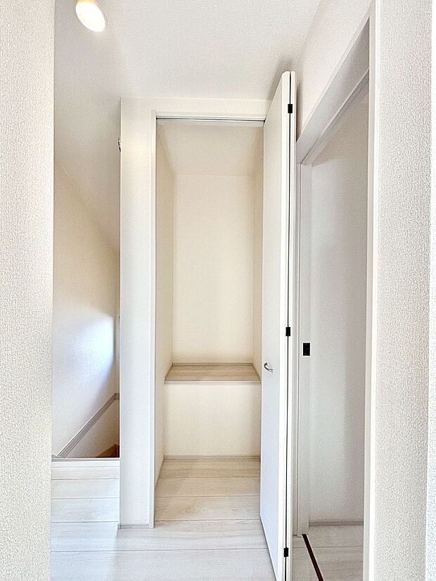 【廊下収納】廊下収納。掃除道具や季節の小物を収納することができます。