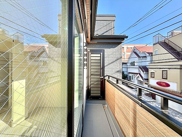 【バルコニー】南向きのバルコニー！ご家族の洗濯物はもちろん、お布団もたっぷり干せます！