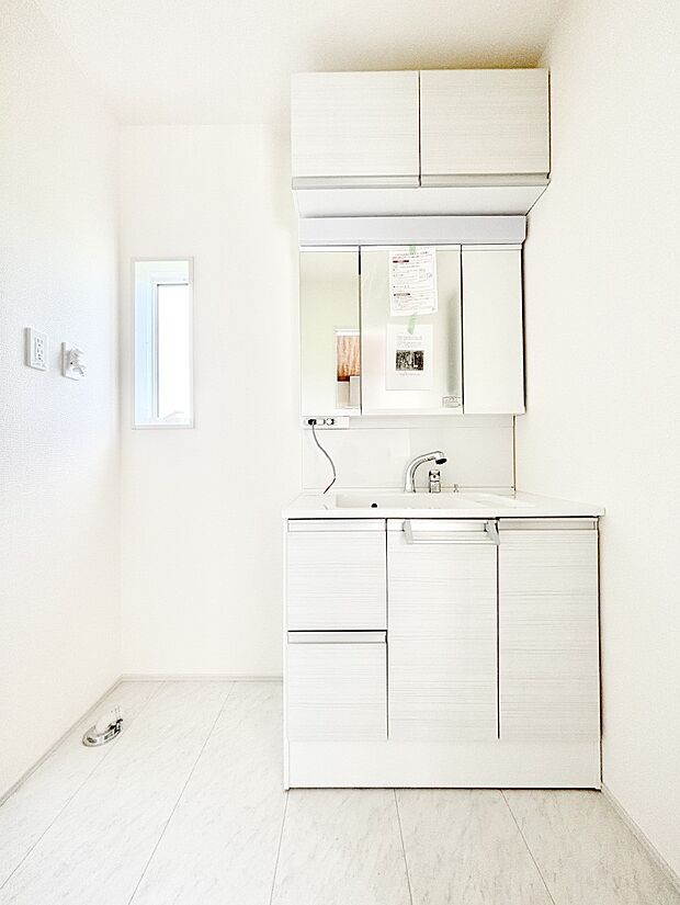 【洗面台・洗面所】大きく見やすい三面鏡で清潔感ある洗面台は、身だしなみチェックや肌のお手入れにおすすめです。