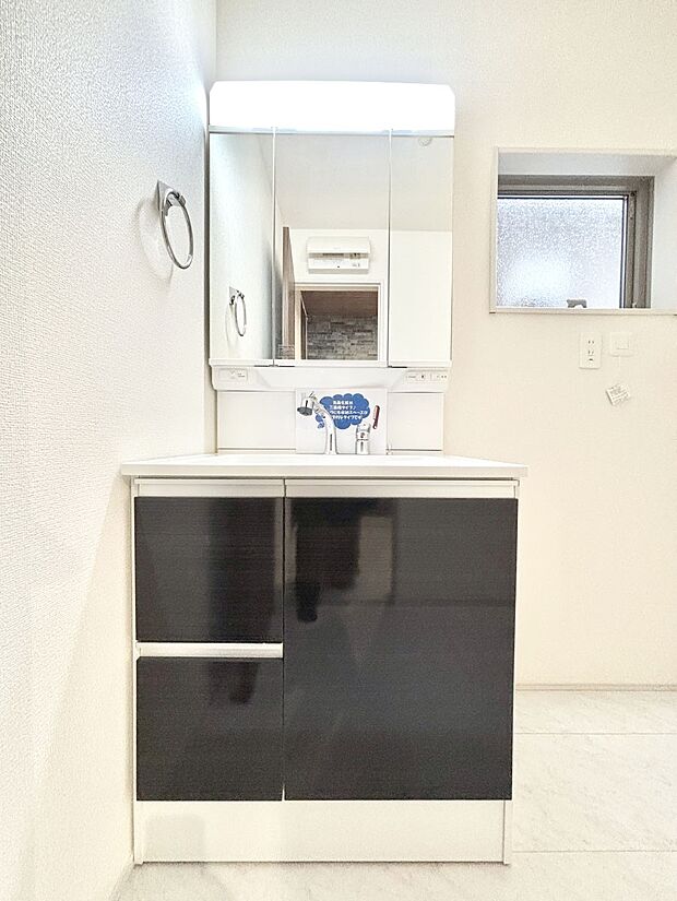 【洗面台・洗面所】大きく見やすい三面鏡で清潔感ある洗面台は、身だしなみチェックや肌のお手入れにおすすめです。