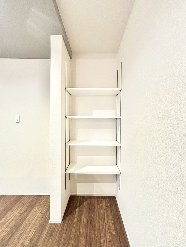 【その他設備(キッチン横収納)】キッチン横収納！食材のストックはもちろん、日用品の収納など使い方はいろいろ！  