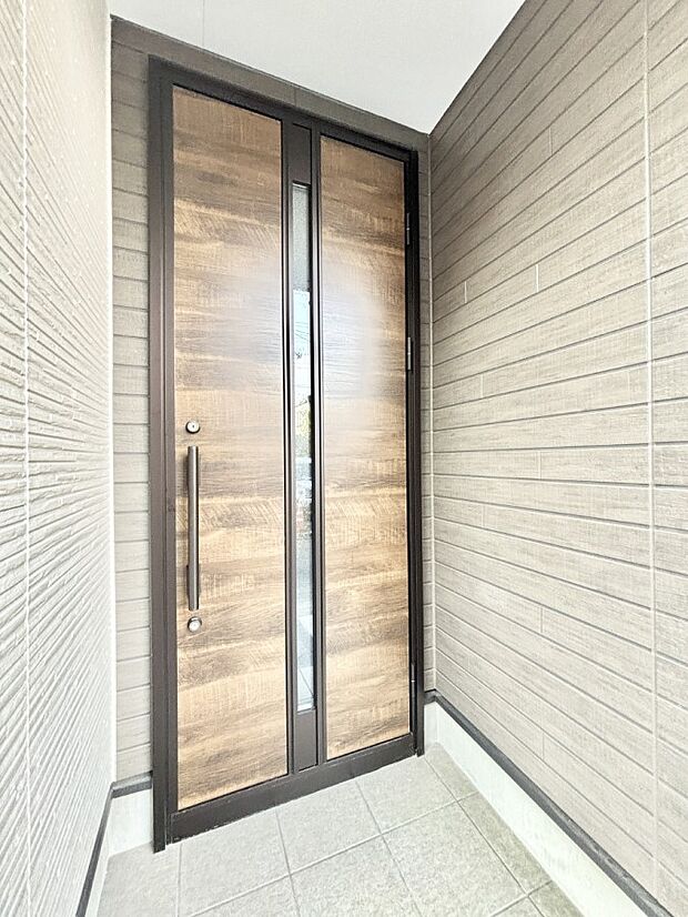 【玄関】住まいの顔を演出する、玄関ドア。 