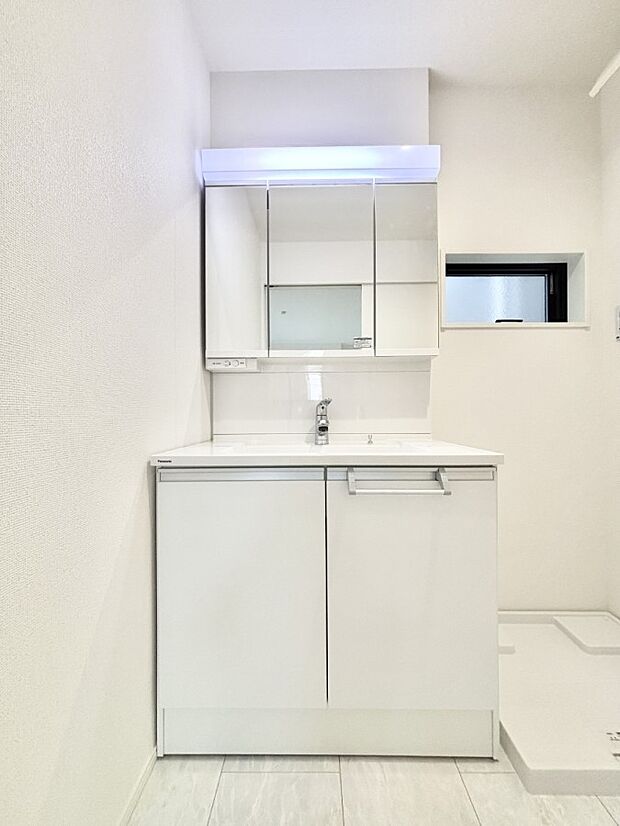 【洗面台・洗面所】大きく見やすい三面鏡で清潔感ある洗面台は、身だしなみチェックや肌のお手入れにおすすめです。