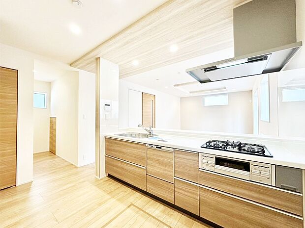 【ダイニングキッチン】料理をしながらご家族との会話を楽しめる対面カウンターキッチン