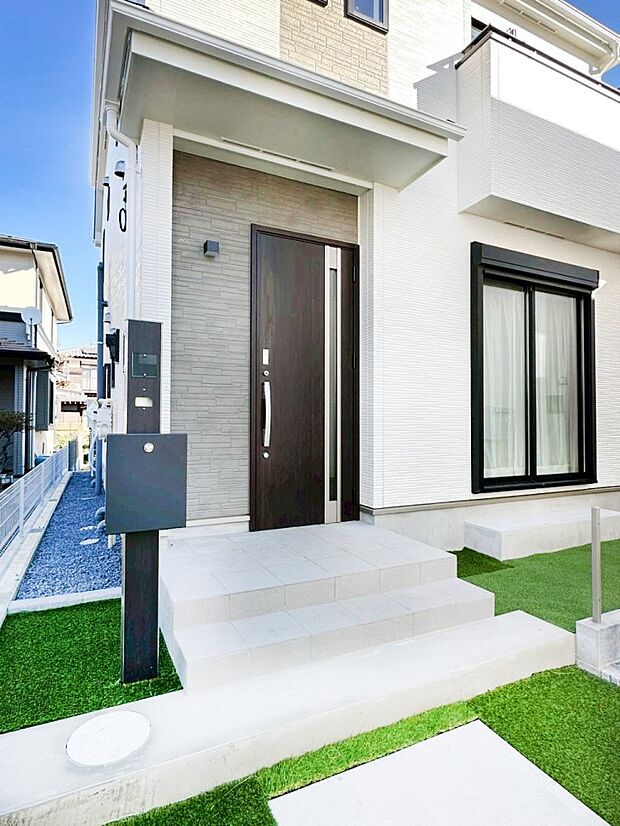 【玄関】大切な家族、来客を出迎える玄関。