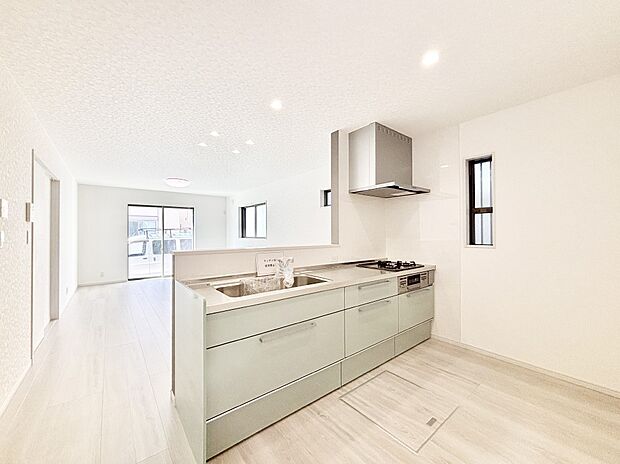 【ダイニングキッチン】料理をしながらご家族との会話を楽しめる対面カウンターキッチン