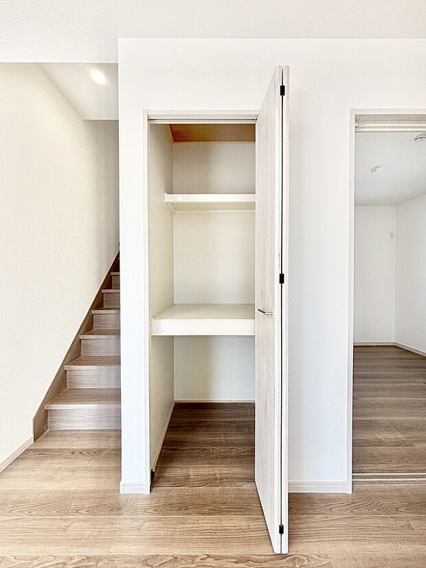 【その他設備(リビング収納)】物が集まりそうなLDKもスッキリ片付きます。  