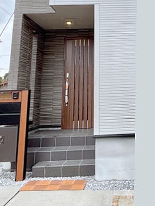 【玄関】大切な家族、来客を出迎える玄関。