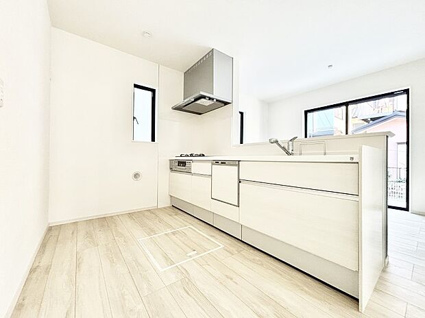 【ダイニングキッチン】料理をしながらご家族との会話を楽しめる対面カウンターキッチン