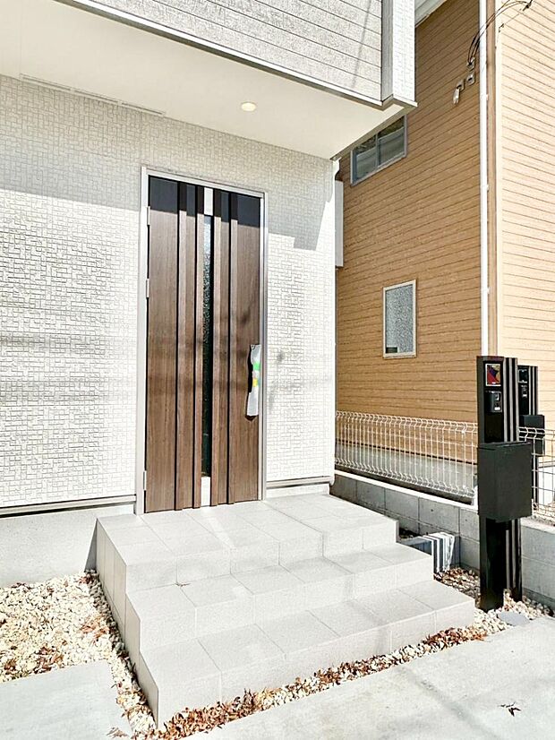 【玄関】大切な家族、来客を出迎える玄関。