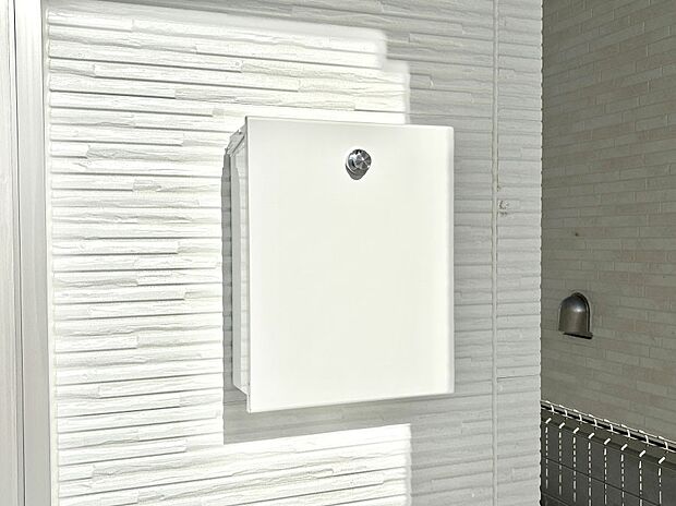 【その他現地】シンプルデザインのポスト。